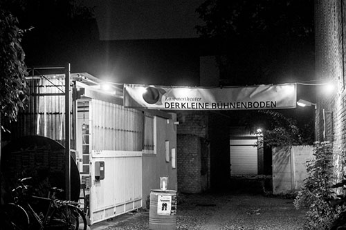 Außenansicht des Kammertheaters "Der Kleine Bühnenboden" bei Nacht.