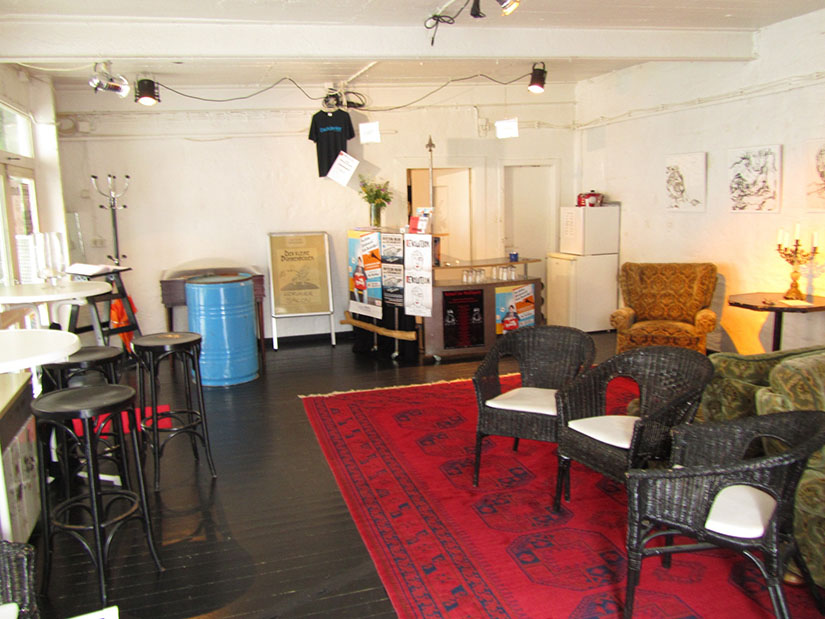 Blick in das ehemalige Foyer mit Büro, Theke und Fundus (2012)