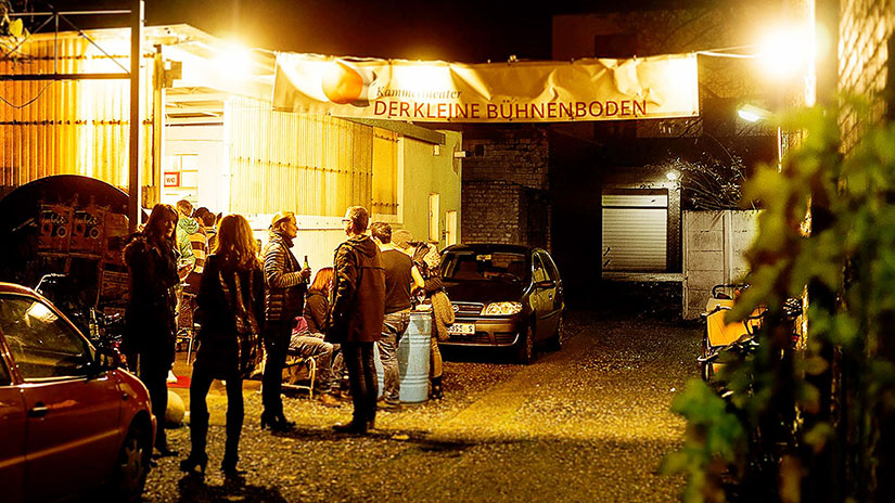 Eingangsbereich des Kleinen Bühnenbodens am Abend mit Publikum.