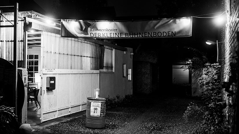 Außenansicht des Kammertheaters "Der Kleine Bühnenboden" bei Nacht.