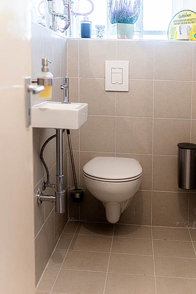 Blick in das linke WC im Kleinen Bühnenboden
