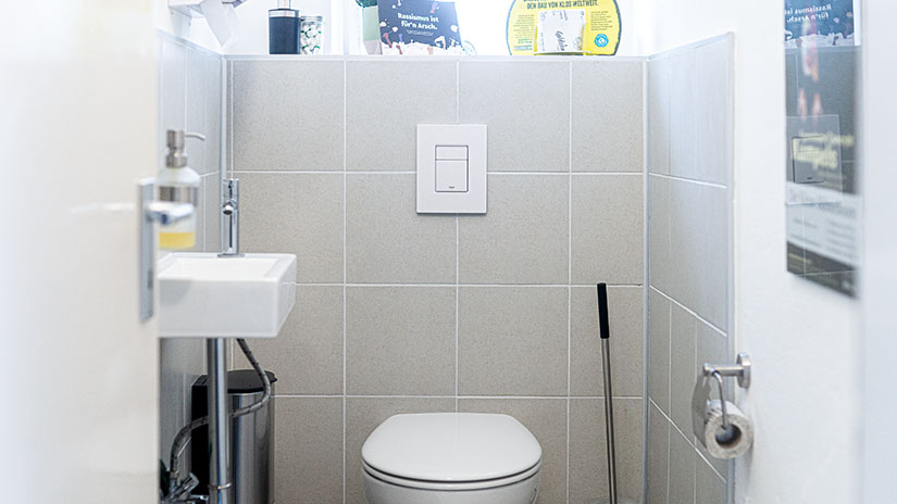 Blick in das rechte WC im Kleinen Bühnenboden