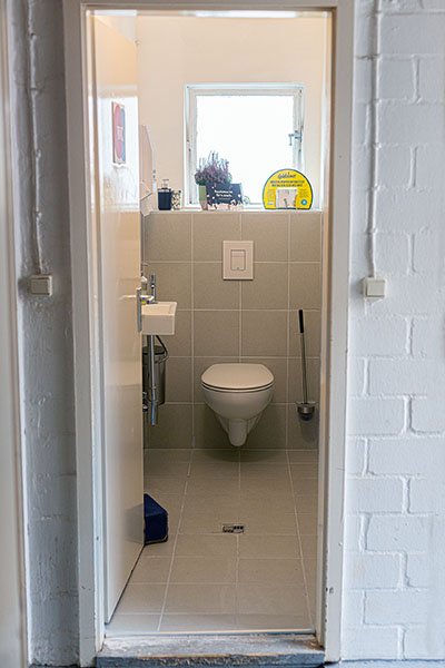 Blick in das rechte WC im Kleinen Bühnenboden